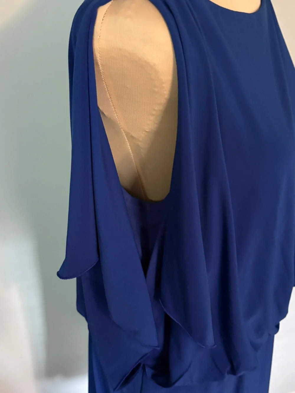 Ronni Nicole chic split